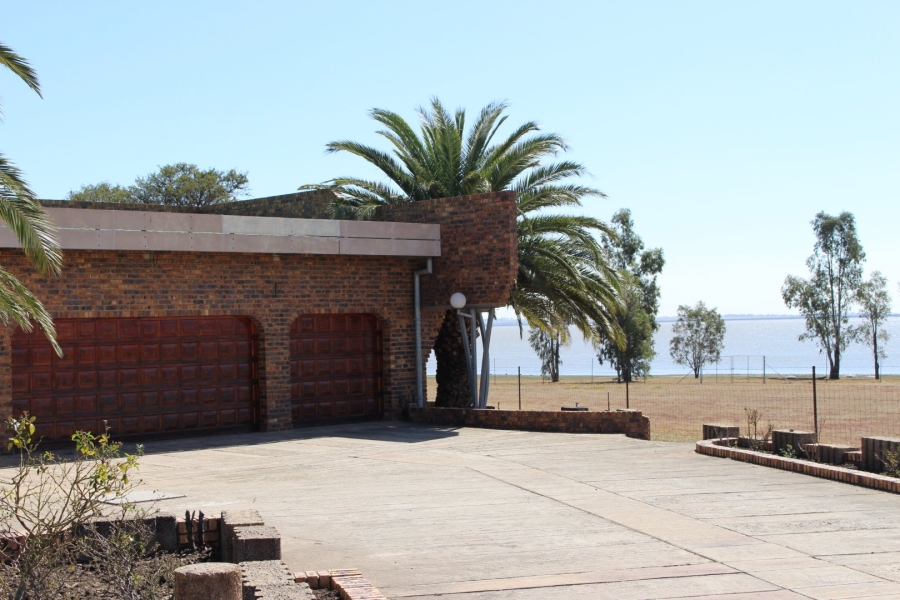 5 Bedroom Property for Sale in Oranjeville Free State